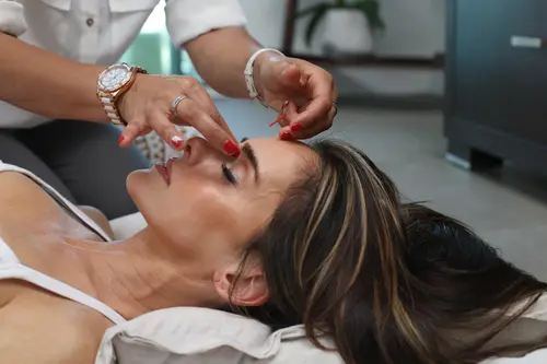 Procedimento de harmonização orofacial em andamento no Espaço Anna Ferraz
