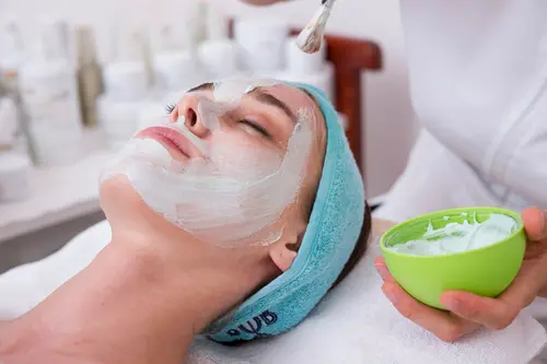 Tratamento com máscara facial no Espaço Anna Ferraz